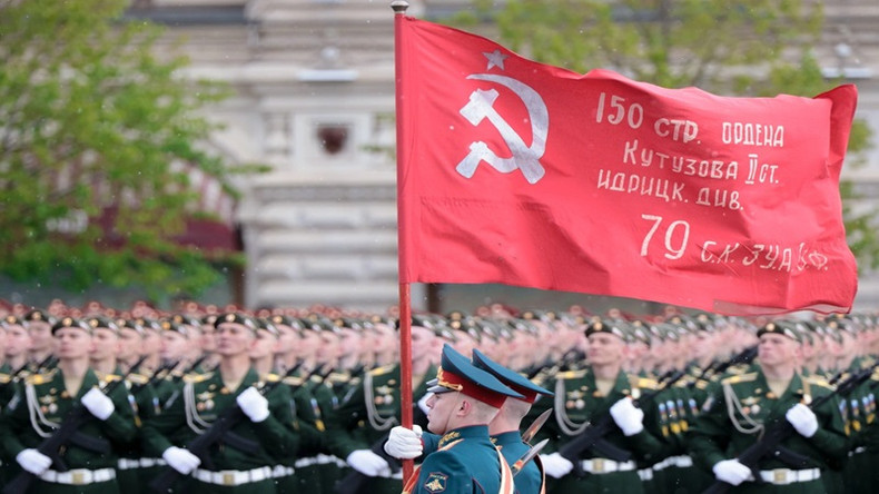 Знамя Победы во время парада. Фото: РБК Знамя Победы во время парада. Фото: РБК