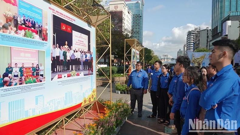 Выставка на пешеходной улице Нгуенхюэ привлекает внимание многочисленных людей. Выставка на пешеходной улице Нгуенхюэ привлекает внимание многочисленных людей.