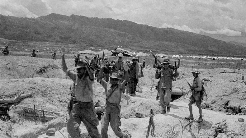22 апреля 1954 года опорный пункт 206 был уничтожен нашими солдатами, выжившие солдаты противника поднимают руки, чтобы сдаться. Фото: ВИА 22 апреля 1954 года опорный пункт 206 был уничтожен нашими солдатами, выжившие солдаты противника поднимают руки, чтобы сдаться. Фото: ВИА