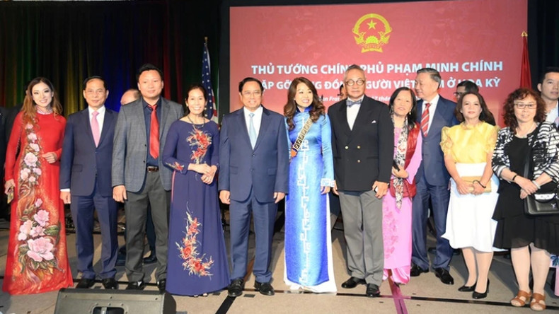Премьер-министр Фам Минь Тьинь и представители вьетнамской диаспоры в США фотографируются на память. Премьер-министр Фам Минь Тьинь и представители вьетнамской диаспоры в США фотографируются на память.