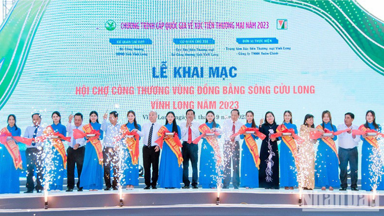 Делегаты разрезают ленту в знак открытия ярмарки. Фото: ВИА Делегаты разрезают ленту в знак открытия ярмарки. Фото: ВИА