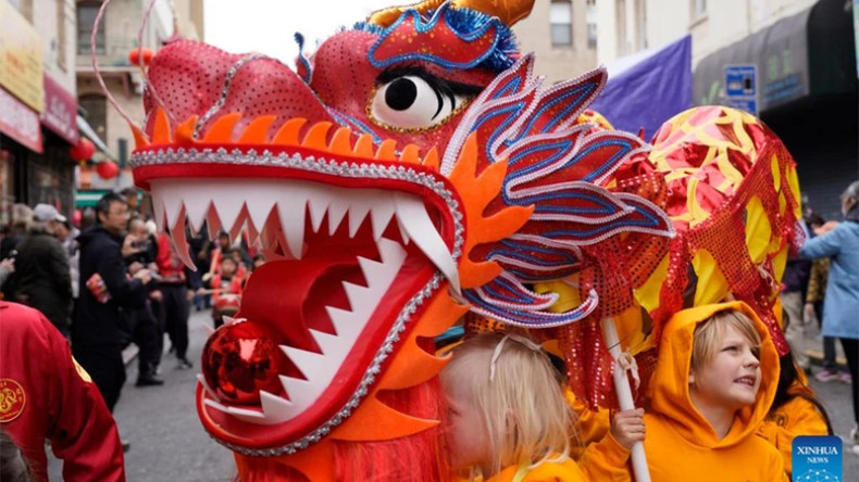 Дети в восторге от представления танца дракона в Сан-Франциско (США). Фото: Синьхуа