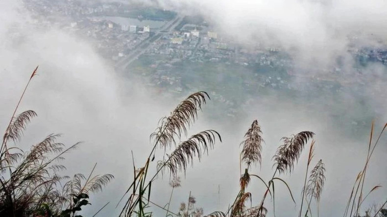 Город Лайтяу скрывается за плывущими облаками. Город Лайтяу скрывается за плывущими облаками.