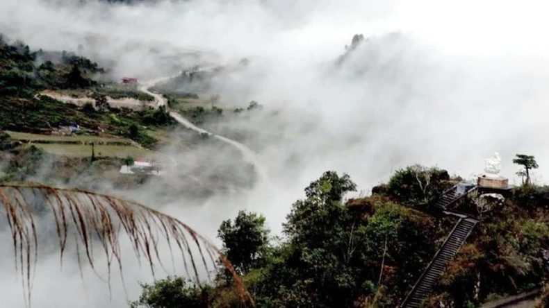 Идет сроительство на уголке пагоды Линьынг. Идет сроительство на уголке пагоды Линьынг.