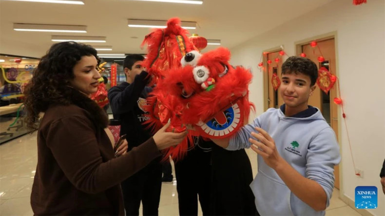 Студенты в Аммане (Иордания) пробуют танец льва во время культурного мероприятия, посвященного Новому году по лунному календарю. Фото: Синьхуа