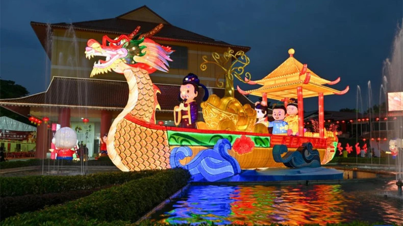 Фонарь в форме лодки-дракона в штате Селангор (Малайзия). Фото: Синьхуа