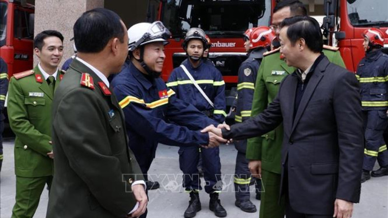 Вице-премьер Чан Хонг Ха поздравляет с Новым годом должностных лиц и офицеров Отдела полиции по предупреждению пожаров, пожаротушению и аварийно-спасательным работам. Фото: ВИА Вице-премьер Чан Хонг Ха поздравляет с Новым годом должностных лиц и офицеров Отдела полиции по предупреждению пожаров, пожаротушению и аварийно-спасательным работам. Фото: ВИА