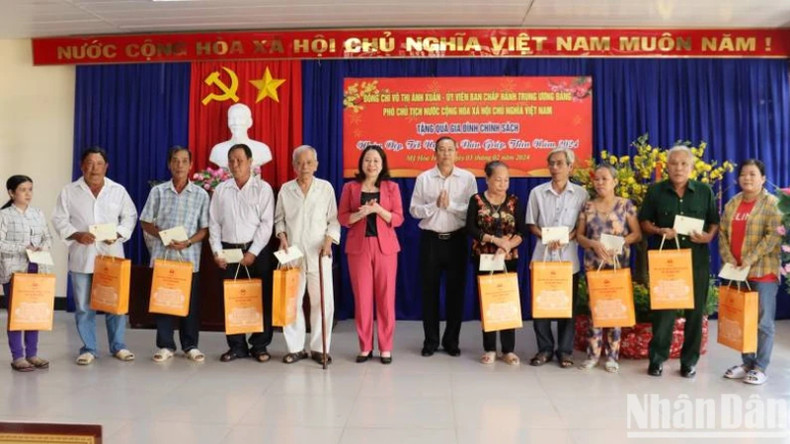 Вице-президент Во Тхи Ань Суан вручает подарки бедным семьям. Вице-президент Во Тхи Ань Суан вручает подарки бедным семьям.