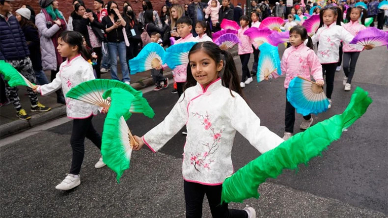 Дети участвуют в представлениях по случаю встречи Нового года Жап Тхин в китайском квартале Сан-Франциско (США). Фото: Синьхуа