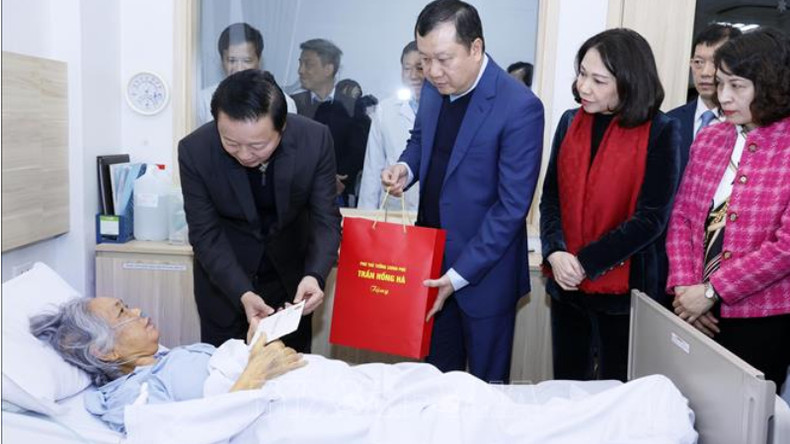 Вице-премьер Чан Хонг Ха посещает Онкологическую больницу г. Ханоя. Фото: ВИА Вице-премьер Чан Хонг Ха посещает Онкологическую больницу г. Ханоя. Фото: ВИА