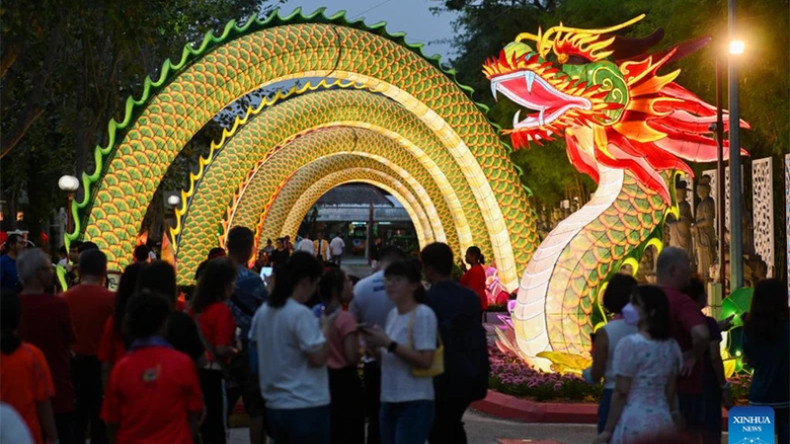 В преддверии Нового года Жап Тхин на площадку для демонстрации фонарей пришло большое количество людей. Фото: Синьхуа