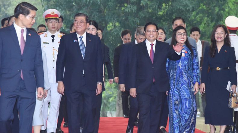 Премьер-министр Вьетнама Фам Минь Тьинь и Премьер-министр Японии Исиба Сигэру. Фото: Чан Хай