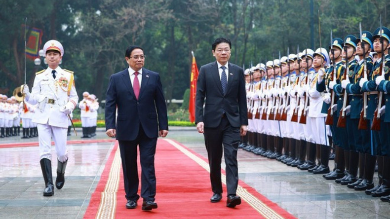 Премьер-министры двух стран обходят строй почетного караула.