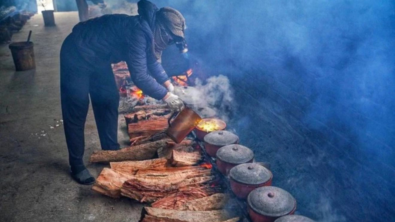 Маринованную рыбу тушат в глиняных горшках на дровяных печах в течение 10-20 часов.