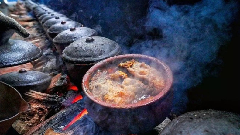 Рыба готовится из ингредиентов, доступных в сельской местности, в течение длительного времени, впитывая в себя дымок от костра и тонкие ароматы сельской местности Вьетнама.
