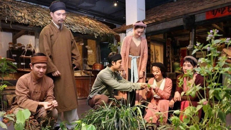 Выставка, на которой представлены лекарственные растения, фармацевтическая продукция и места приготовления традиционных лекарств, посвященная вьетнамской традиционной медицине. Место проведения: Центр культурного обмена Старого квартала, улица Даозюиты, район Хоанкием, г. Ханой.