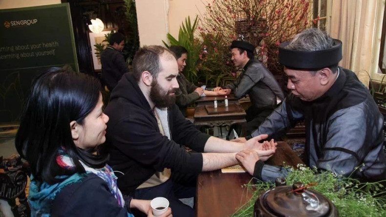 Международные делегаты знакомятся с традиционной вьетнамской медициной в рамках программы «Открой для себя Вьетнам», организованной Министерством иностранных дел.