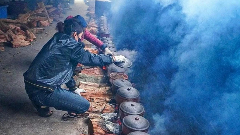 Повара регулярно проверяют горшки, чтобы убедиться, что жидкость не высыхает.