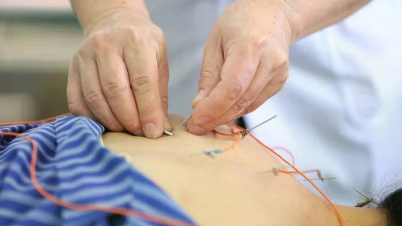 В провинциальной больнице традиционной медицины Лангшон для лечения пациентов используется метод электроакупунктуры.