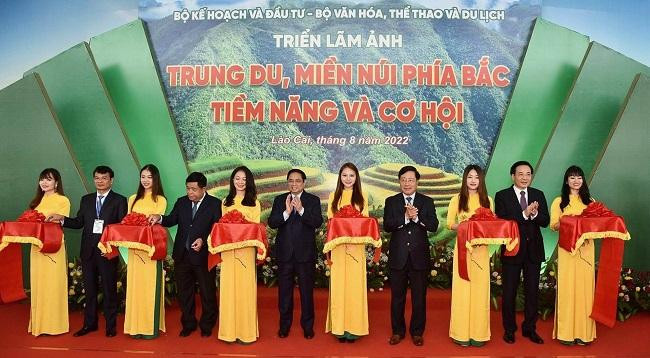 Премьер-министр Вьетнама Фам Минь Тьинь и руководители перерезают ленту в знак открытия фотовыставки. Фото: Чан Хай Премьер-министр Вьетнама Фам Минь Тьинь и руководители перерезают ленту в знак открытия фотовыставки. Фото: Чан Хай