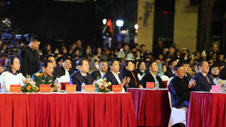 Председатель НС Чан Тхань Ман и делегаты на программе. Фото: Зюи Линь