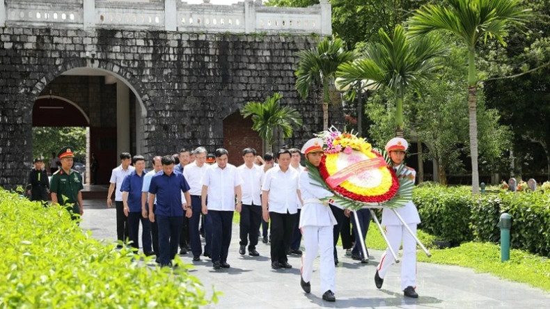 Товарищ Нгуен Суан Тханг почитает память павших бойцов на кладбище павших бойцов A1. Товарищ Нгуен Суан Тханг почитает память павших бойцов на кладбище павших бойцов A1.