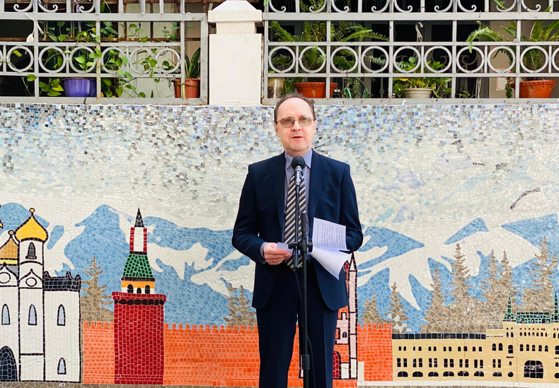 Посол России во Вьетнаме Г. С. Бездетко выступает на церемонии. Фото: Данг Хюэ