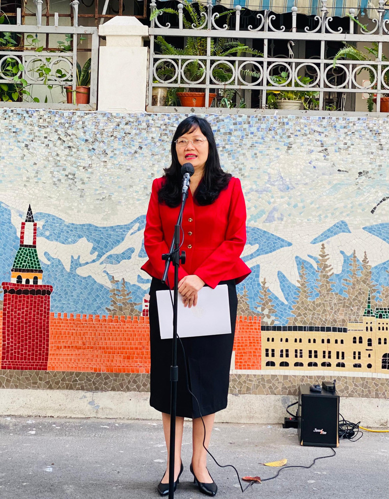 Исполняющая обязанности директора Дипломатической академии Вьетнама Фам Лан Зунг выступает с речью. Фото: Данг Хюэ