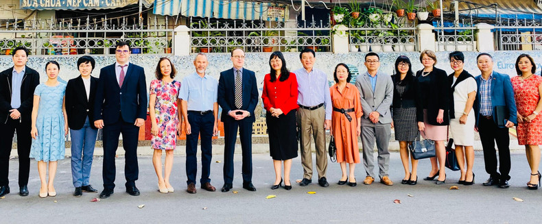 Делегаты фотографируются на память. Фото: Данг Хюэ