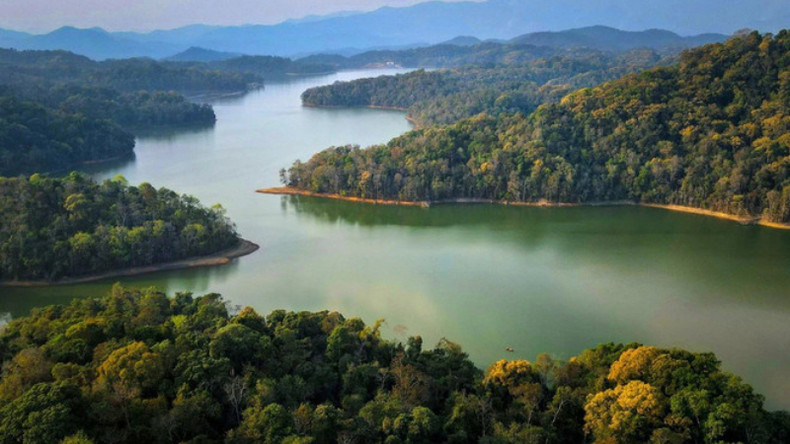 На озере Пакхоанг расположены десятки больших и малых островов.