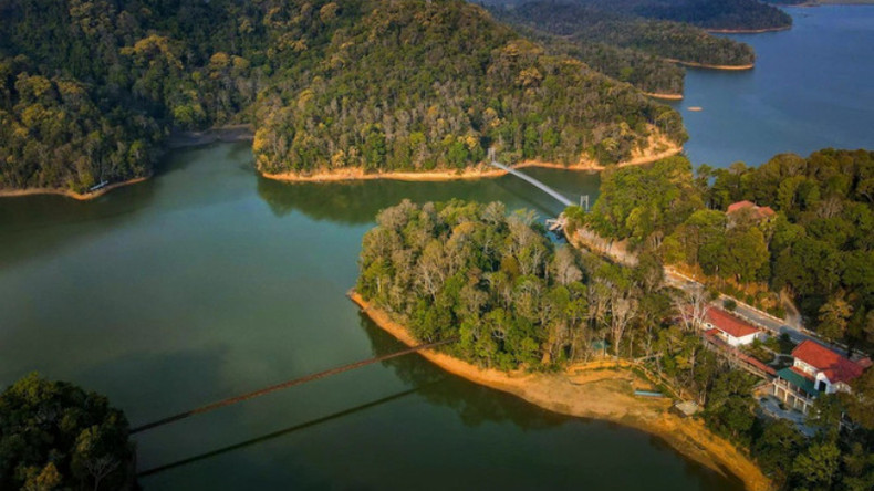 Подвесные мосты – одна из достопримечательностей озера Пакхоанг.