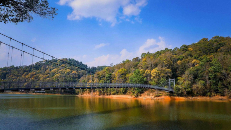 Подвесной мост через озеро Пакхоанг.