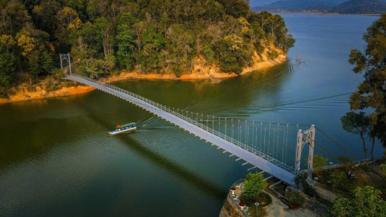 Лодки с туристами на обзорной экскурсии по озеру Пакхоанг.