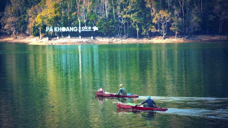 Местные жители катаются на лодках по озеру, чтобы порыбачить.