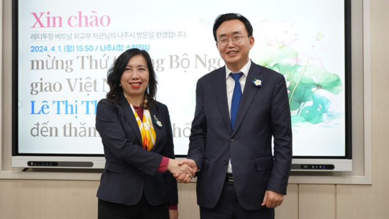 Замминистра иностранных дел Ле Тхи Тху Ханг и Мэр Наджу Юн Бён Тхэ. Фото: ВИА Замминистра иностранных дел Ле Тхи Тху Ханг и Мэр Наджу Юн Бён Тхэ. Фото: ВИА