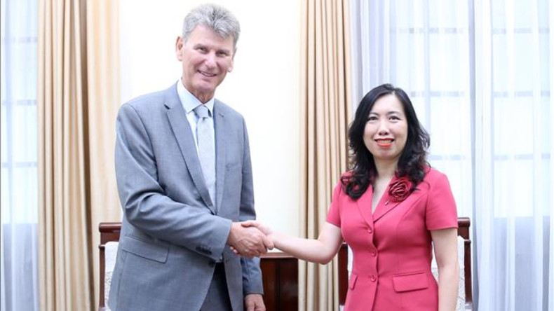 Замминистра иностранных дел Вьетнама Ле Тхи Тху Ханг и Посол Исландии Торир Ибсен. Фото: ВИА Замминистра иностранных дел Вьетнама Ле Тхи Тху Ханг и Посол Исландии Торир Ибсен. Фото: ВИА