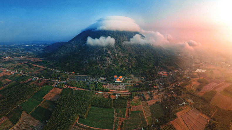 Рассвет на горе Баден. Автор: Динь Ван Куок Тхань Рассвет на горе Баден. Автор: Динь Ван Куок Тхань