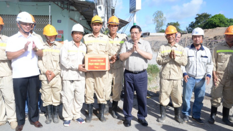 Премьер-министр Вьетнама Фам Минь Тьинь вручает подарки должностным лицам и рабочим. Премьер-министр Вьетнама Фам Минь Тьинь вручает подарки должностным лицам и рабочим.