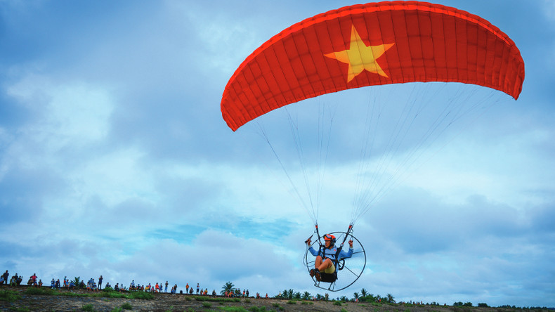 Наслаждение пейзажем озера Заутиенг на параплане. Автор: Зыонг Дык Киен Наслаждение пейзажем озера Заутиенг на параплане. Автор: Зыонг Дык Киен