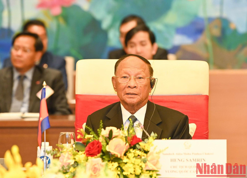 Председатель НА Камбоджи Самдек Хенг Самрин выступает с речью. Председатель НА Камбоджи Самдек Хенг Самрин выступает с речью.