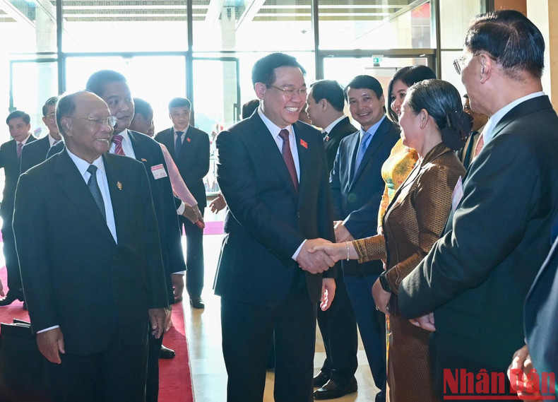 Председатель НС Вьетнама Выонг Динь Хюэ и члены высокопоставленной делегации НА Камбоджи на церемонии встречи. Председатель НС Вьетнама Выонг Динь Хюэ и члены высокопоставленной делегации НА Камбоджи на церемонии встречи.