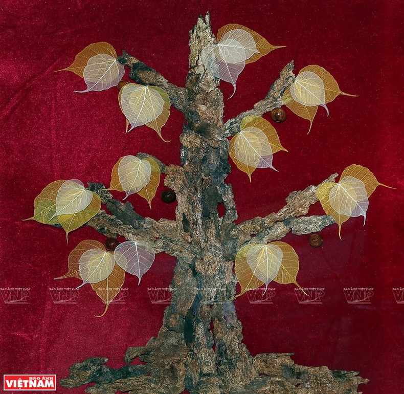 Шедевр, представляющий собой сочетание листьев дерева бодхи и кусочков коры 100-летнего дерева. Фото: Конг Дат