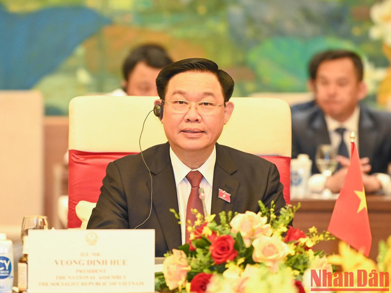 Председатель НС Вьетнама Выонг Динь Хюэ выступает с речью. Председатель НС Вьетнама Выонг Динь Хюэ выступает с речью.