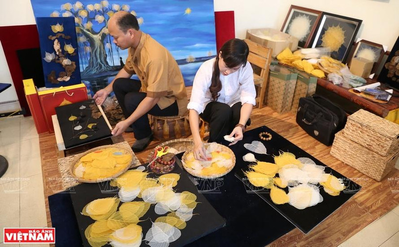 Художники соединяют листья вместе для создания картин. Фото: Тхань Жанг