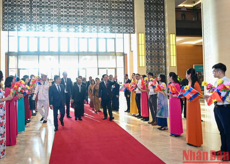 Должностные лица и сотрудники аппарата Канцелярии НС Вьетнама встречают Председателя НА Камбоджи и Председателя НС Вьетнама, а также членов высокопоставленных делегаций НА Камбоджи и НС Вьетнама. Должностные лица и сотрудники аппарата Канцелярии НС Вьетнама встречают Председателя НА Камбоджи и Председателя НС Вьетнама, а также членов высокопоставленных делегаций НА Камбоджи и НС Вьетнама.