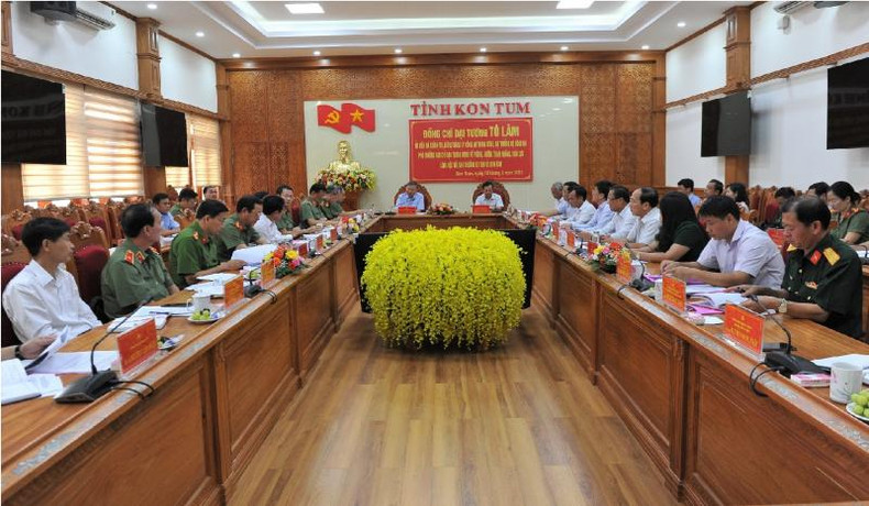 Общий вид рабочей встречи между инспекционной делегацией №4 и Постоянным бюро Парткома провинции Контум. Фото: cand.com.vn