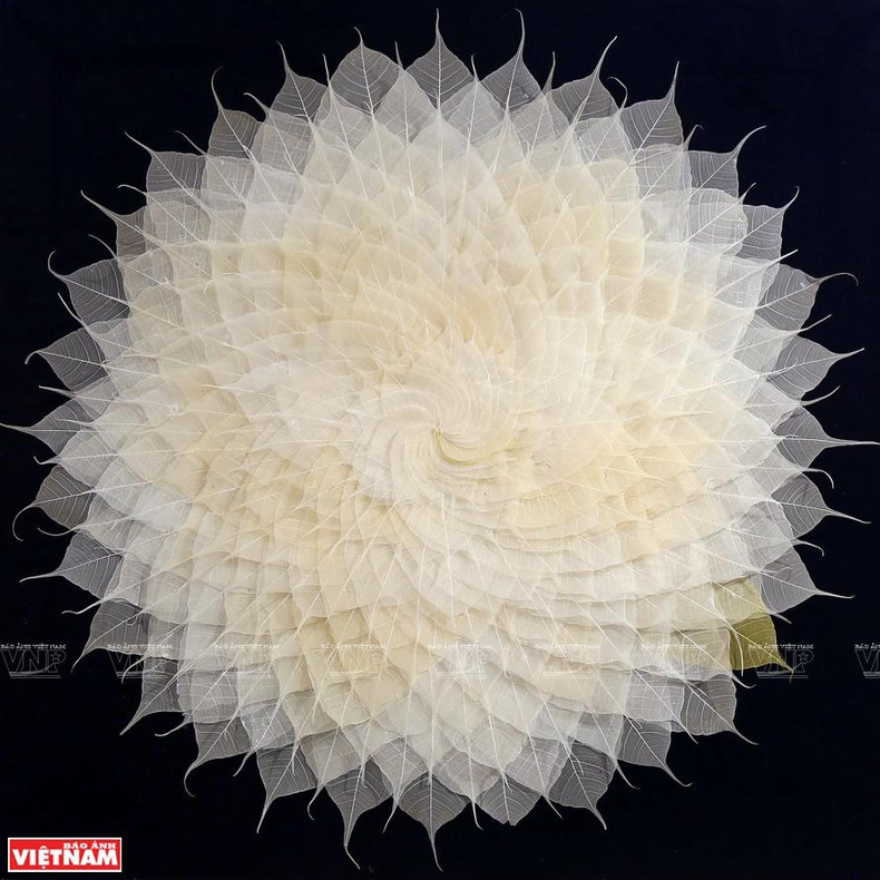 Цветок, изготовленный из листьев дерева бодхи. Фото: Тхань Жанг