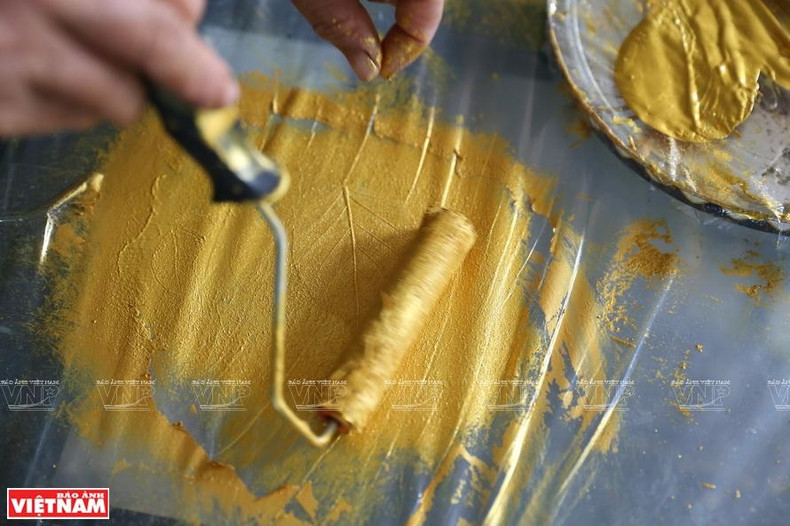 Сотни листьев дерева бодхи прокрашиваются вручную. Фото: Конг Дат