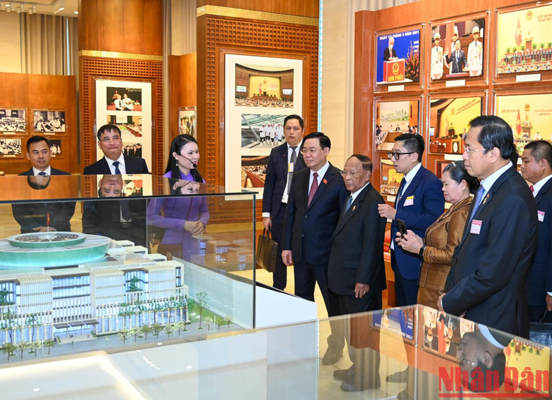 Председатель НС Вьетнама Выонг Динь Хюэ и Председатель НА Камбоджи Самдек Хенг Самрин посещают традиционный зал НС Вьетнама. Председатель НС Вьетнама Выонг Динь Хюэ и Председатель НА Камбоджи Самдек Хенг Самрин посещают традиционный зал НС Вьетнама.