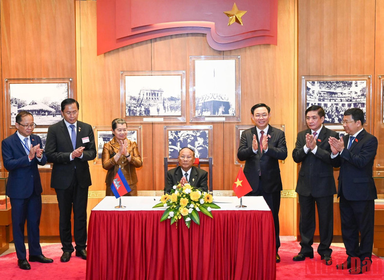 Председатель НА Камбоджи Самдек Хенг Самрин оставляет запись в золотой книге в традиционном зале НС Вьетнама. Председатель НА Камбоджи Самдек Хенг Самрин оставляет запись в золотой книге в традиционном зале НС Вьетнама.